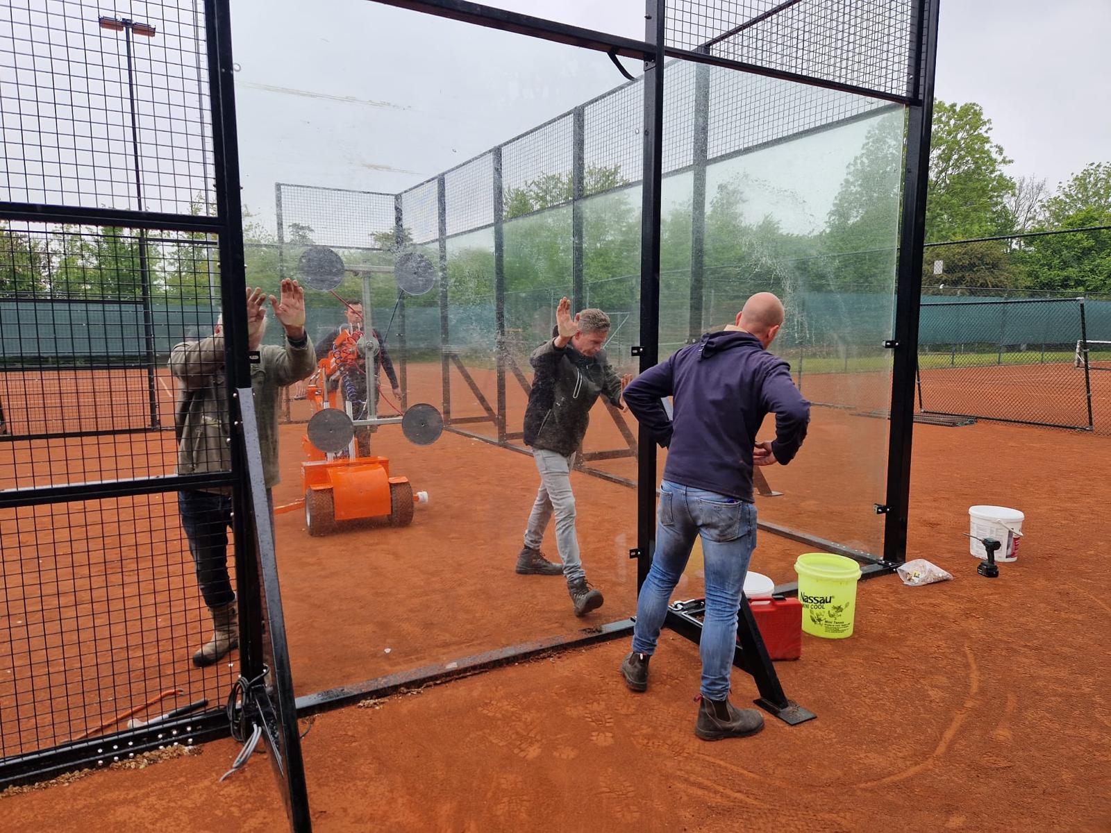 foto glazen plaatsen padelbaan